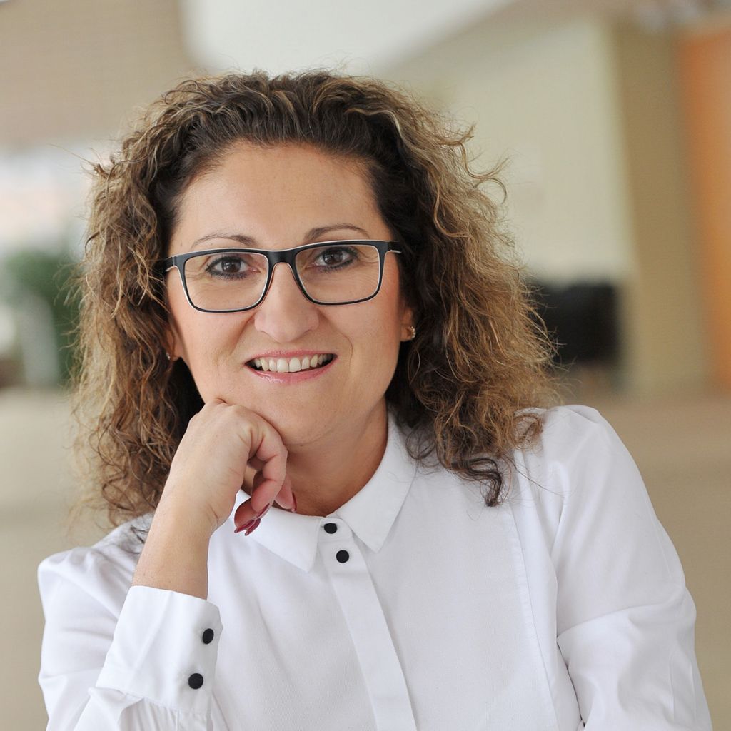 debreczeni-ildiko igazgató jelmez art kft